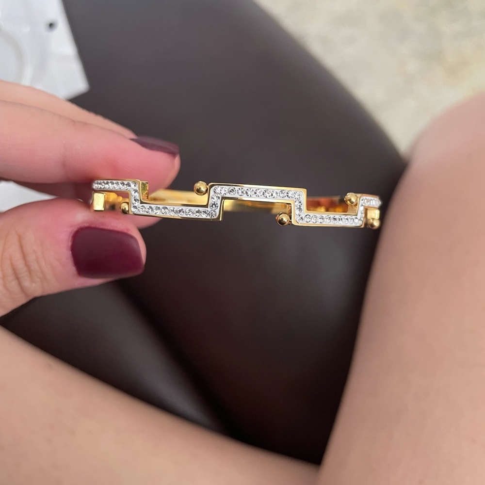 Bangle bracelet